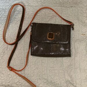 Small Crossbody guess bag. The 2nd pic is the most accurate color of the bag.